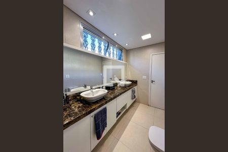 Casa à venda com 350m², 3 quartos e 4 vagas Casa à venda com 350m², 3 quartos e 4 vagasBanheiro