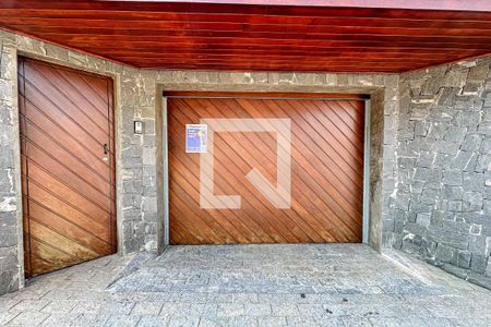 Casa à venda com 350m², 3 quartos e 4 vagas Casa à venda com 350m², 3 quartos e 4 vagasFachada