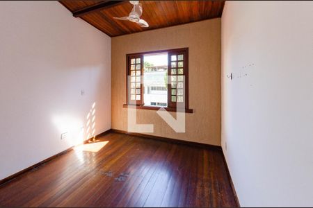 Casa à venda com 310m², 3 quartos e 3 vagas Casa à venda com 310m², 3 quartos e 3 vagasQuarto