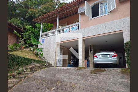 Casa de condomínio à venda com 230m², 3 quartos e 2 vagas Casa de condomínio à venda com 230m², 3 quartos e 2 vagasFachada