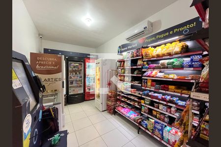 Apartamento à venda com 190m², 4 quartos e 2 vagas Apartamento à venda com 190m², 4 quartos e 2 vagasÁrea comum - Mercado