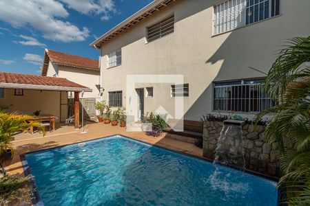 Casa à venda com 241m², 5 quartos e 4 vagas Casa à venda com 241m², 5 quartos e 4 vagasQuintal