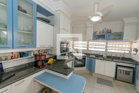 Casa à venda com 241m², 5 quartos e 4 vagas Casa à venda com 241m², 5 quartos e 4 vagasCozinha