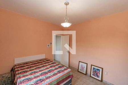 Casa à venda com 241m², 5 quartos e 4 vagas Casa à venda com 241m², 5 quartos e 4 vagasQuarto 4