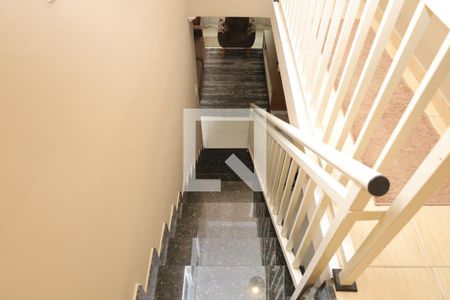 Casa à venda com 158m², 3 quartos e 4 vagasEscada - quartos para sala