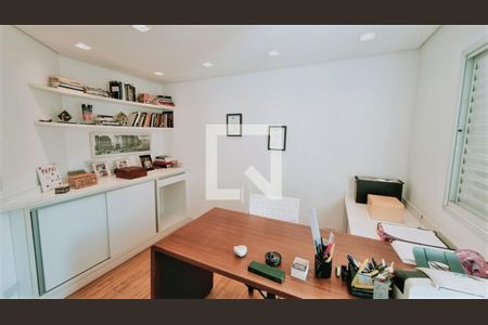 Casa à venda com 340m², 4 quartos e 2 vagas Casa à venda com 340m², 4 quartos e 2 vagasEscritório