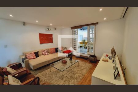 Casa à venda com 340m², 4 quartos e 2 vagas Casa à venda com 340m², 4 quartos e 2 vagasSala de Estar