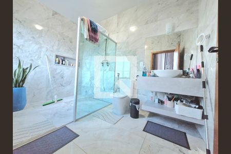 Casa à venda com 470m², 4 quartos e 2 vagasBanheiro