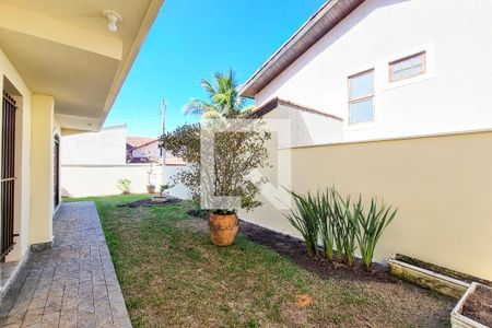 Casa de condomínio para alugar com 220m², 3 quartos e 2 vagasQuintal