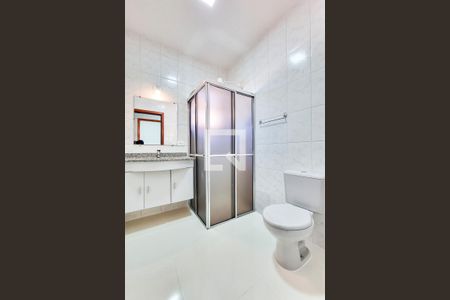 Casa de condomínio para alugar com 220m², 3 quartos e 2 vagasBanheiro