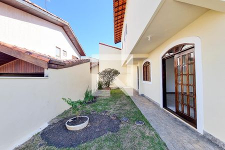 Casa de condomínio para alugar com 220m², 3 quartos e 2 vagasQuintal