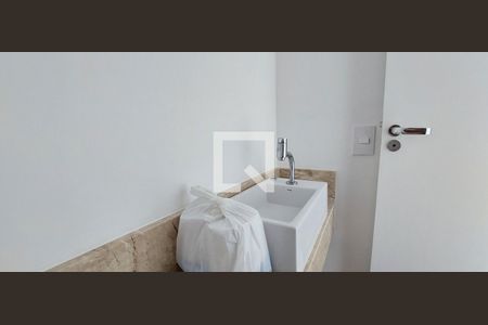 Apartamento à venda com 133m², 3 quartos e 3 vagas Apartamento à venda com 133m², 3 quartos e 3 vagasBanheiro social