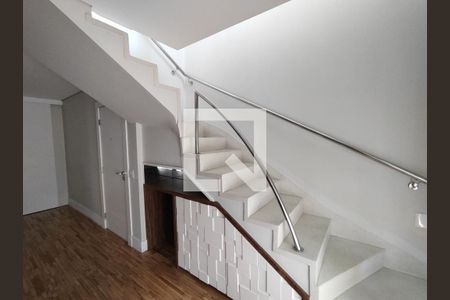 Apartamento à venda com 209m², 1 quarto e 3 vagas Apartamento à venda com 209m², 1 quarto e 3 vagasEscada da cobertura