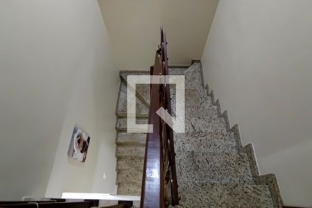 Casa à venda com 100m², 2 quartos e 1 vaga Casa à venda com 100m², 2 quartos e 1 vagaescada
