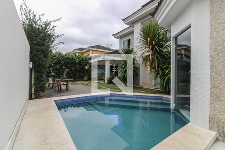 Casa de condomínio à venda com 265m², 4 quartos e 4 vagas Casa de condomínio à venda com 265m², 4 quartos e 4 vagasÁrea externa