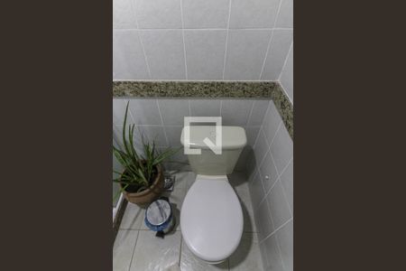 Casa de condomínio à venda com 265m², 4 quartos e 4 vagas Casa de condomínio à venda com 265m², 4 quartos e 4 vagasBanheiro Social