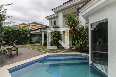 Casa de condomínio à venda com 265m², 4 quartos e 4 vagas Casa de condomínio à venda com 265m², 4 quartos e 4 vagasÁrea externa