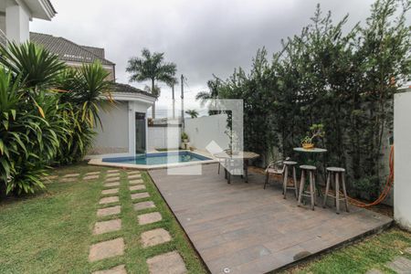 Casa de condomínio à venda com 265m², 4 quartos e 4 vagas Casa de condomínio à venda com 265m², 4 quartos e 4 vagasÁrea externa