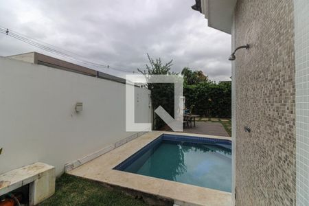 Casa de condomínio à venda com 265m², 4 quartos e 4 vagas Casa de condomínio à venda com 265m², 4 quartos e 4 vagasÁrea externa