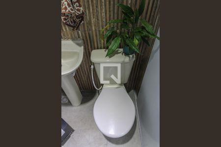 Casa de condomínio à venda com 265m², 4 quartos e 4 vagas Casa de condomínio à venda com 265m², 4 quartos e 4 vagasLavabo área externa