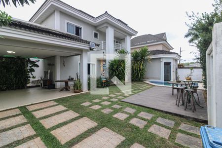 Casa de condomínio à venda com 265m², 4 quartos e 4 vagas Casa de condomínio à venda com 265m², 4 quartos e 4 vagasÁrea externa