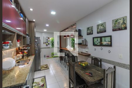 Casa de condomínio à venda com 265m², 4 quartos e 4 vagas Casa de condomínio à venda com 265m², 4 quartos e 4 vagasCozinha