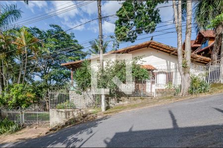 Casa à venda com 240m², 3 quartos e 13 vagas Casa à venda com 240m², 3 quartos e 13 vagasFachada