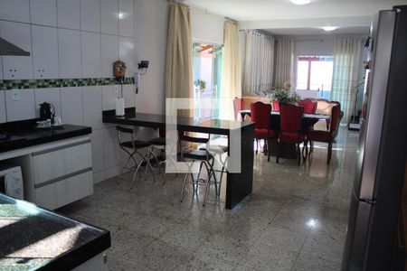 Casa à venda com 330m², 4 quartos e 6 vagasCozinha