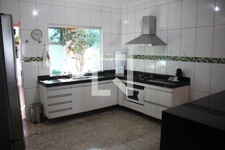 Casa à venda com 330m², 4 quartos e 6 vagasCozinha
