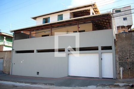 Casa à venda com 330m², 4 quartos e 6 vagasFachada