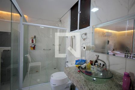 Casa à venda com 330m², 5 quartos e 4 vagasBanheiro da Suíte