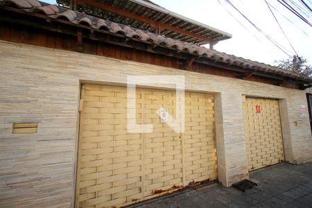 Casa à venda com 330m², 5 quartos e 4 vagasFachada
