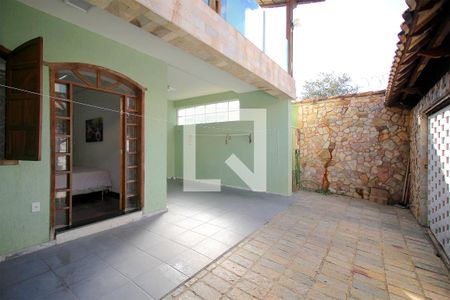 Casa à venda com 330m², 5 quartos e 4 vagasVaranda frente - Garagem