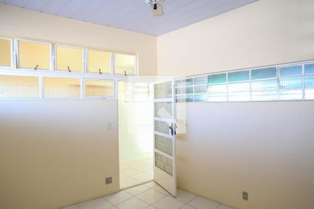 Quarto 1 de kitnet/studio para alugar com 3 quartos, 50m² em Floresta, Belo Horizonte