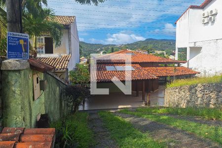 Casa de condomínio à venda com 470m², 5 quartos e 3 vagas Casa de condomínio à venda com 470m², 5 quartos e 3 vagasFachada