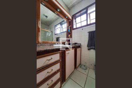 Casa de condomínio à venda com 470m², 5 quartos e 3 vagas Casa de condomínio à venda com 470m², 5 quartos e 3 vagasBanheiro da Suíte canadense