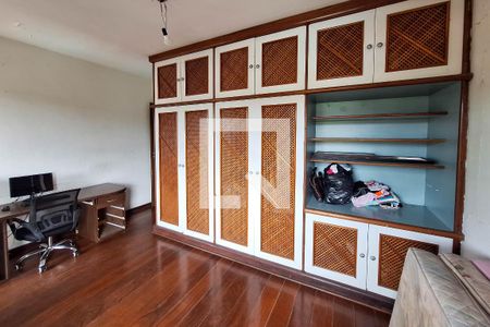 Casa de condomínio à venda com 470m², 5 quartos e 3 vagas Casa de condomínio à venda com 470m², 5 quartos e 3 vagasQuarto 1