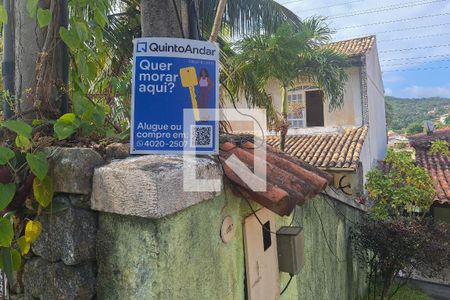 Casa de condomínio à venda com 470m², 5 quartos e 3 vagas Casa de condomínio à venda com 470m², 5 quartos e 3 vagasPlaca