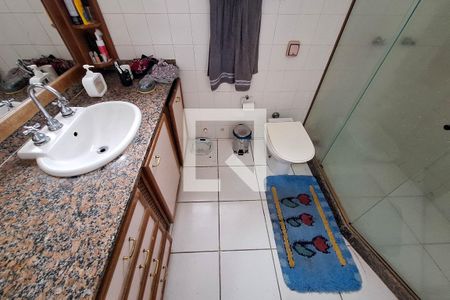 Casa de condomínio à venda com 470m², 5 quartos e 3 vagas Casa de condomínio à venda com 470m², 5 quartos e 3 vagasBanheiro da Suíte canadense