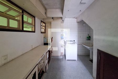 Casa de condomínio à venda com 470m², 5 quartos e 3 vagas Casa de condomínio à venda com 470m², 5 quartos e 3 vagasÁrea de Serviço