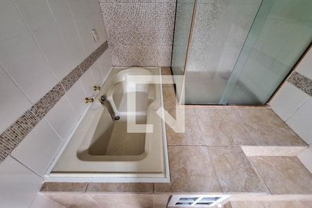 Casa de condomínio à venda com 470m², 5 quartos e 3 vagas Casa de condomínio à venda com 470m², 5 quartos e 3 vagasBanheiro da Suíte 1