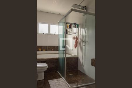 Casa à venda com 350m², 3 quartos e 5 vagasBanheiro da Suíte 1