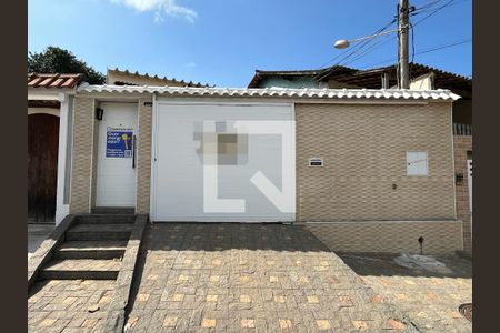 Casa à venda com 336m², 3 quartos e 2 vagas Casa à venda com 336m², 3 quartos e 2 vagasFachada