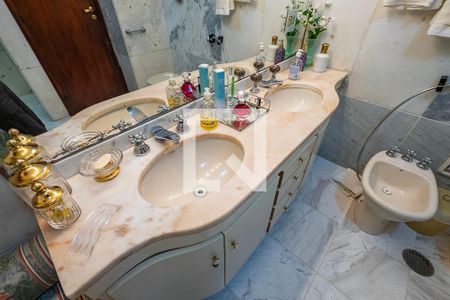 Apartamento à venda com 330m², 3 quartos e 5 vagas Apartamento à venda com 330m², 3 quartos e 5 vagasSuíte - Banheiro