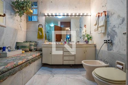 Apartamento à venda com 330m², 3 quartos e 5 vagas Apartamento à venda com 330m², 3 quartos e 5 vagasSuíte - Banheiro