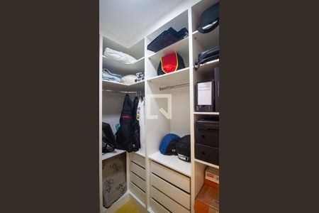Casa de condomínio à venda com 201m², 3 quartos e 2 vagas Casa de condomínio à venda com 201m², 3 quartos e 2 vagasCloset da Suíte 1