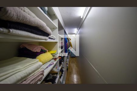 Casa de condomínio à venda com 201m², 3 quartos e 2 vagas Casa de condomínio à venda com 201m², 3 quartos e 2 vagasCloset da Suíte 3