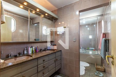 Apartamento à venda com 320m², 4 quartos e 5 vagasSuíte - Banheiro 1