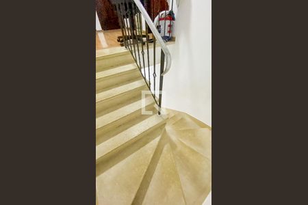 Casa à venda com 174m², 4 quartos e 2 vagasEscada