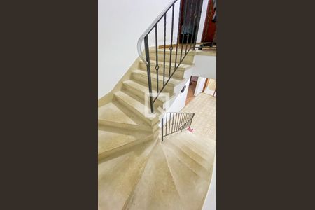 Casa à venda com 174m², 4 quartos e 2 vagasEscada